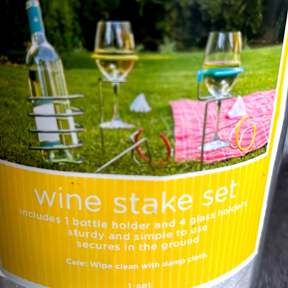 NIB 5pc Picnic Wine Stakes includes 1 wine bottle stake and 4 wine‎ glass stakes